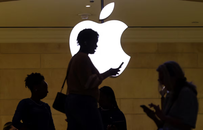 Apple Briefly Tops US$5 Trillion Valuation as Investors Reward Capital Discipline Over AI Spending