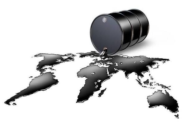 Oil Slips as Shipping Resilience Eases Supply Fears Despite US-Iran Conflict
